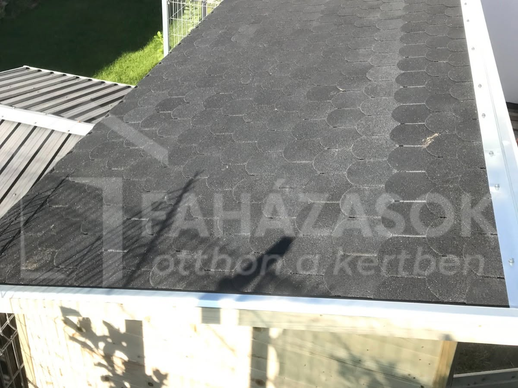 A kisház oldalnézete a 2 méteres oldaltetővel, hódfarkú fekete zsindely